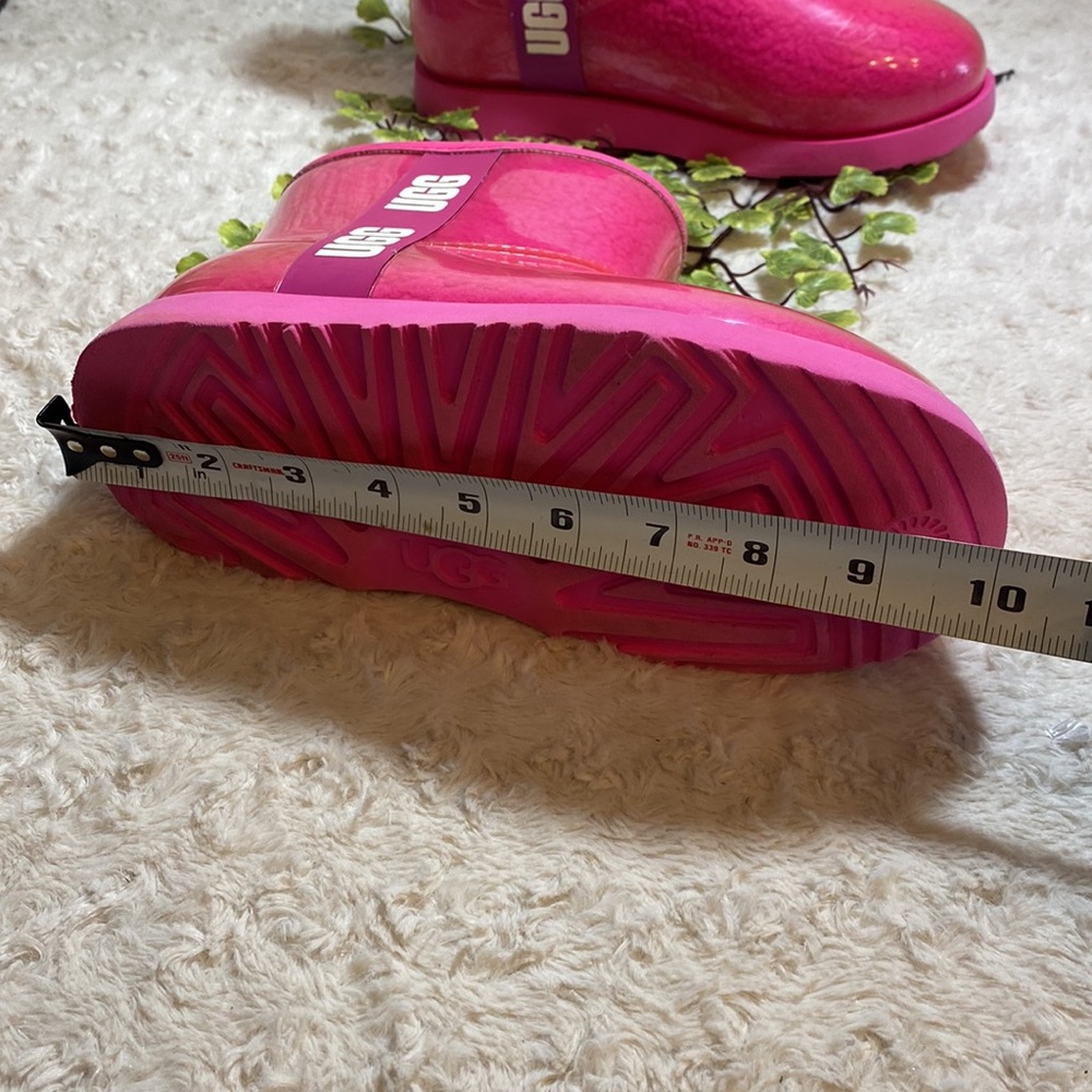 UGG Girls/Woman Boots - Picture 7 of 7